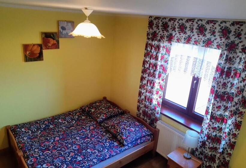 חדר סטנדרט לשלושה, Willa Wyrostek