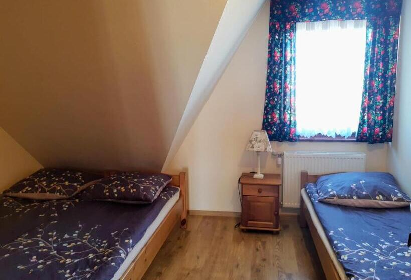 חדר סטנדרט לשלושה, Willa Wyrostek