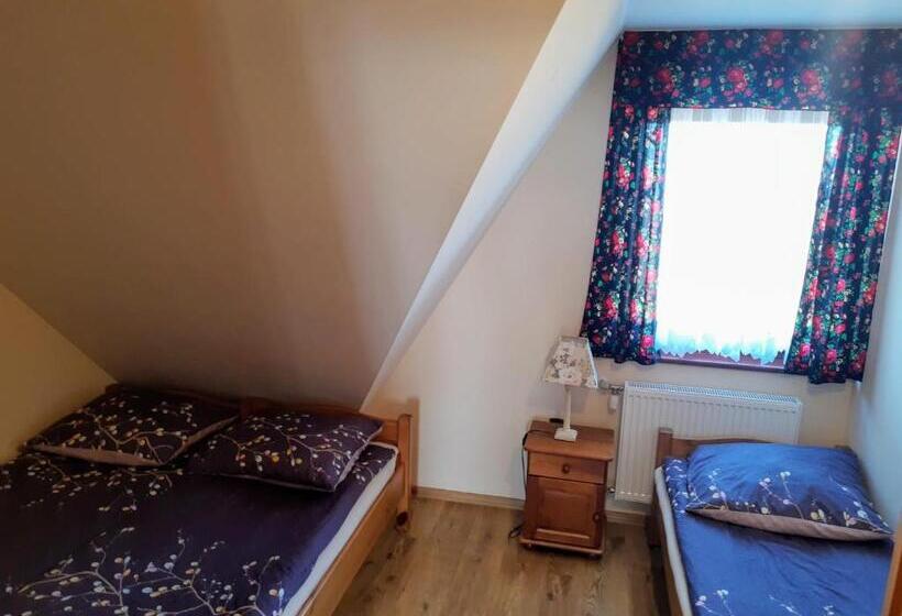 חדר סטנדרט לשלושה, Willa Wyrostek