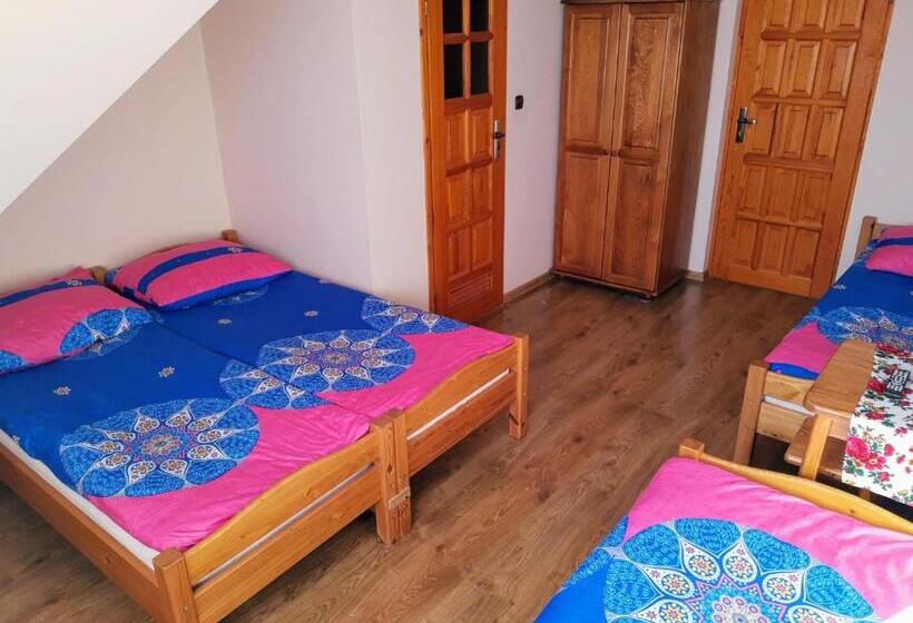 חדר סטנדרט לארבעה, Willa Wyrostek