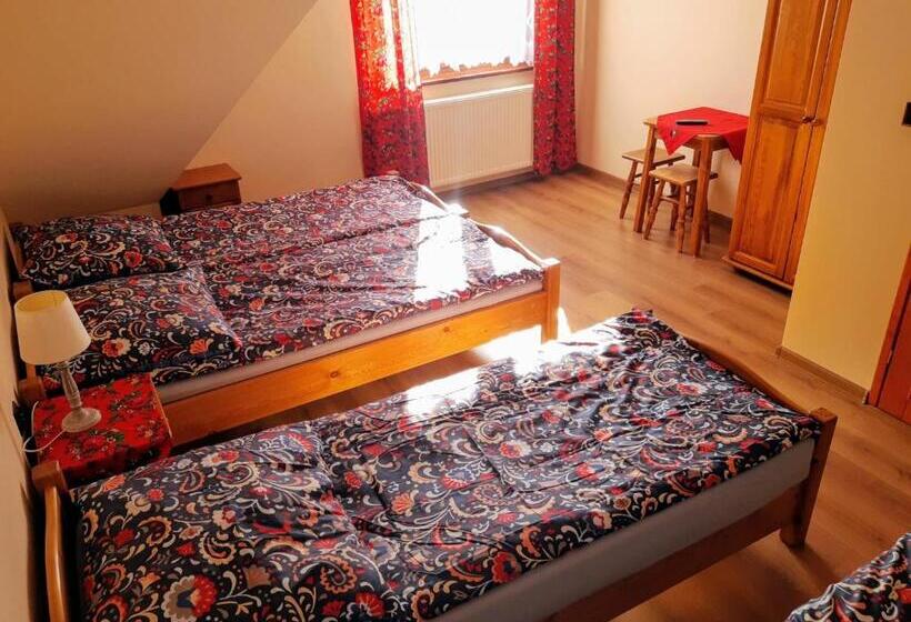 חדר סטנדרט לארבעה, Willa Wyrostek