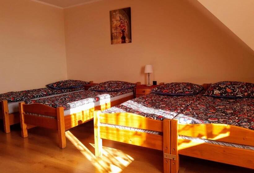 חדר סטנדרט לארבעה, Willa Wyrostek