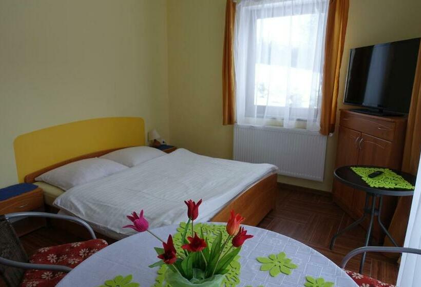 اتاق استاندارد با بالکن, Apartamenty U Ani