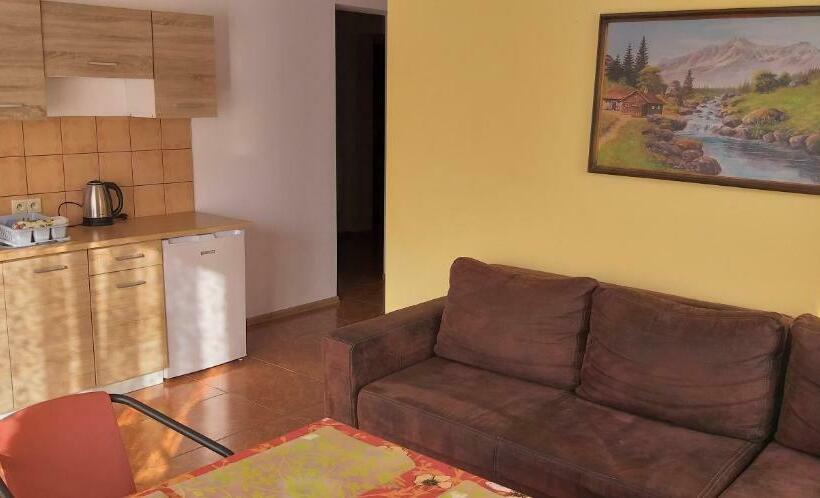 اتاق خانوادگی, Apartamenty U Ani
