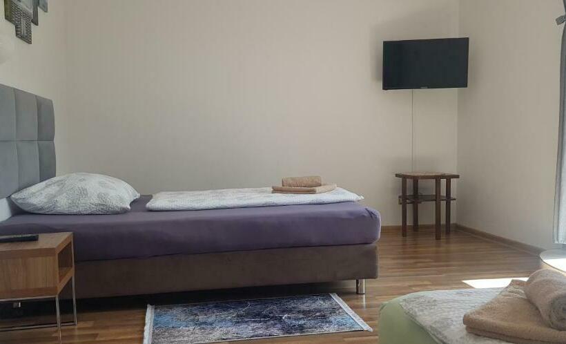 סטודיו משפחתי, Nad Cedronem