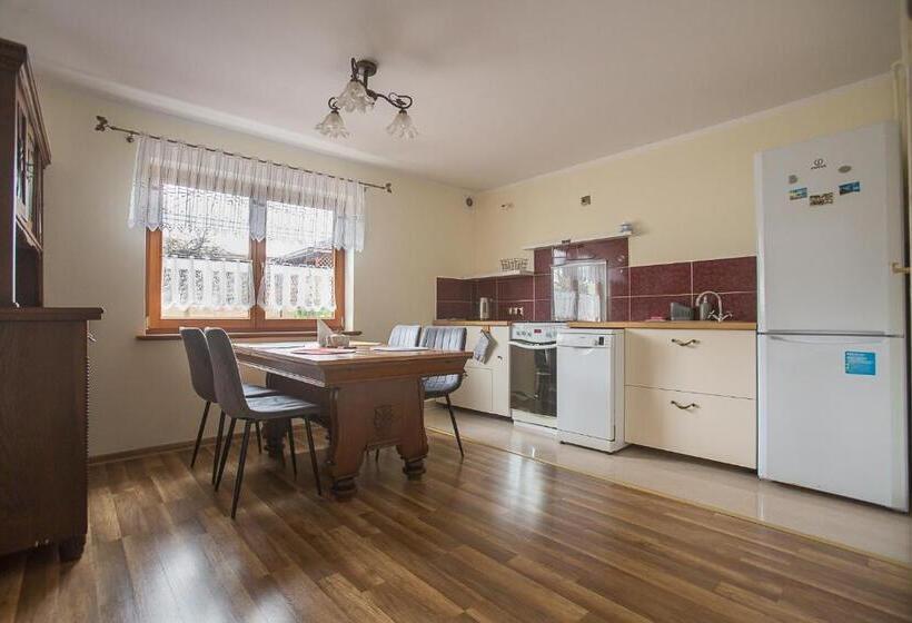 סטודיו משפחתי, Nad Cedronem