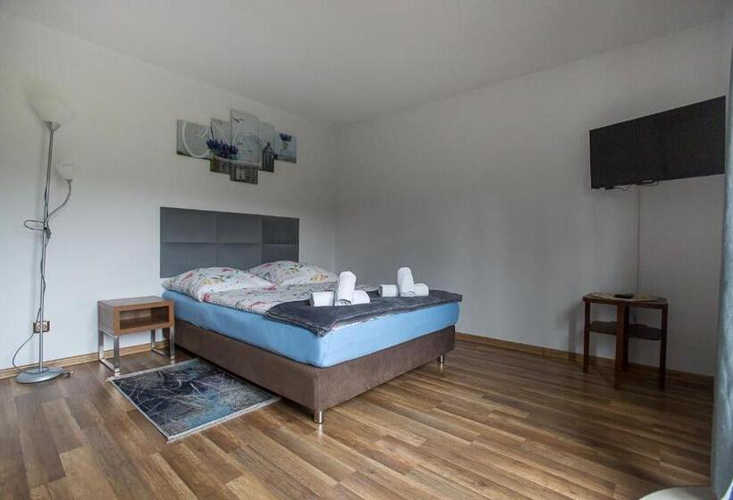 סטודיו משפחתי, Nad Cedronem