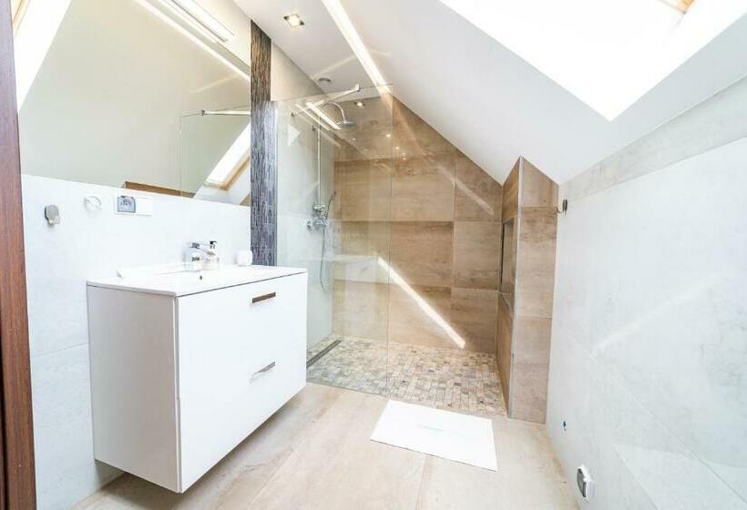 غرفة قياسية ثلاثية, Pokoje Na żurawiej 10