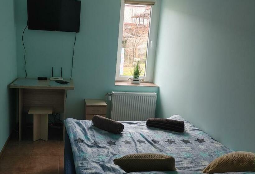 Номер Стандарт, Hostel U Misiów