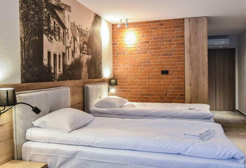 Номер Стандарт, Strzelnica Hotel I Restauracja