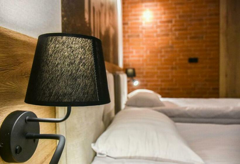 Номер Стандарт, Strzelnica Hotel I Restauracja