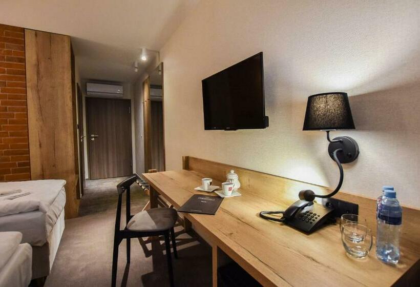 Номер Стандарт, Strzelnica Hotel I Restauracja