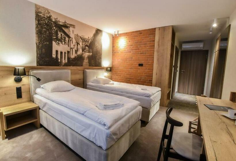 Номер Стандарт, Strzelnica Hotel I Restauracja