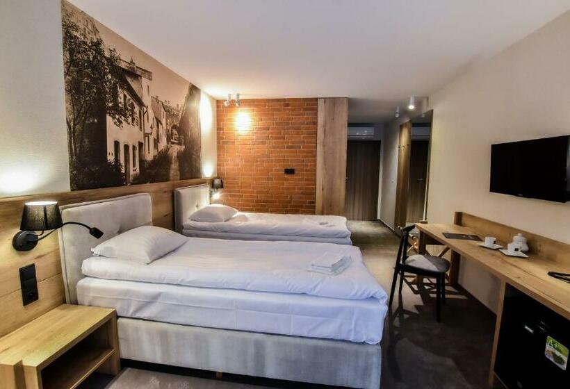 Номер Стандарт, Strzelnica Hotel I Restauracja