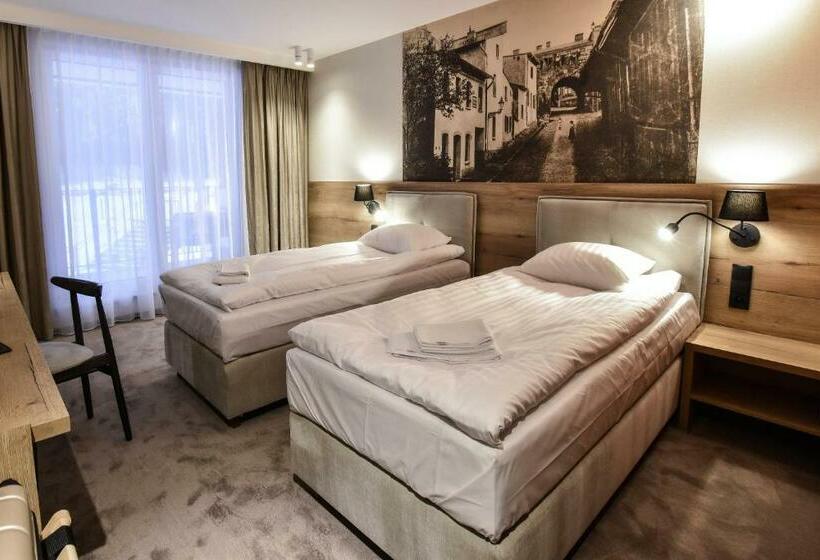 Номер Стандарт, Strzelnica Hotel I Restauracja