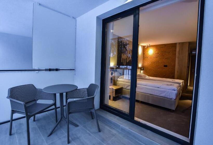 Номер Стандарт, Strzelnica Hotel I Restauracja