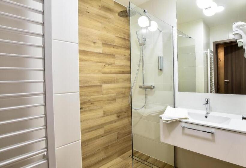 Номер Стандарт, Strzelnica Hotel I Restauracja