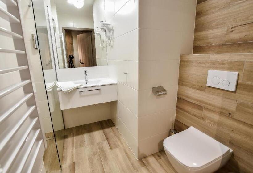 Номер Стандарт, Strzelnica Hotel I Restauracja