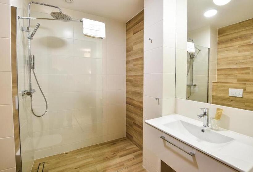 Номер Deluxe, Strzelnica Hotel I Restauracja