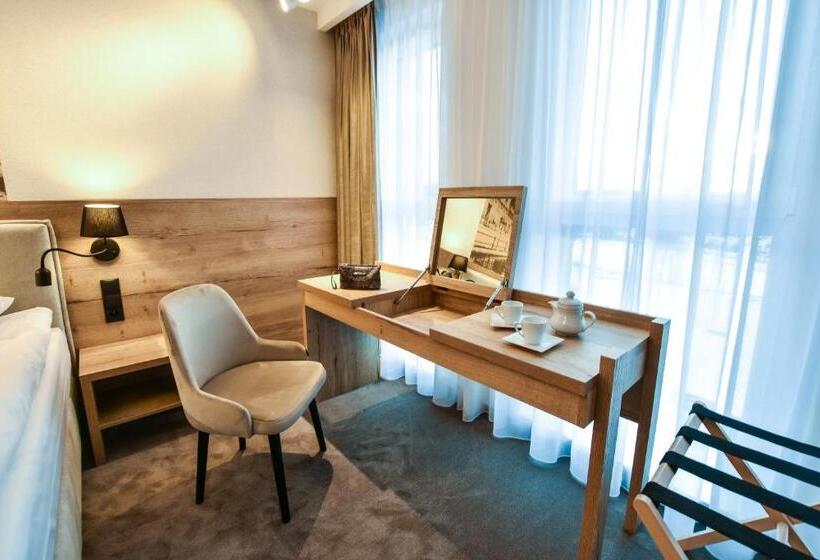 Номер Deluxe, Strzelnica Hotel I Restauracja