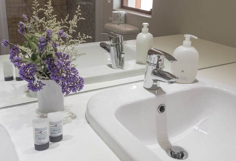 اتاق استاندارد, Cornerstone Guesthouse