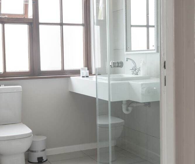 اتاق استاندارد, Cornerstone Guesthouse