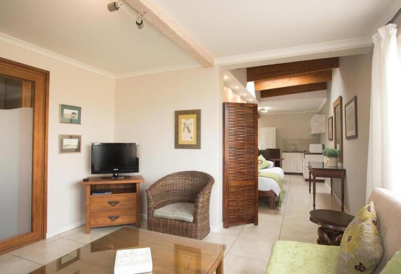 اتاق خانوادگی, Cornerstone Guesthouse