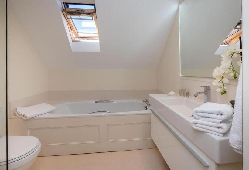 디럭스 룸 킹사이즈 침대, One Holyrood Hotel & Cafe