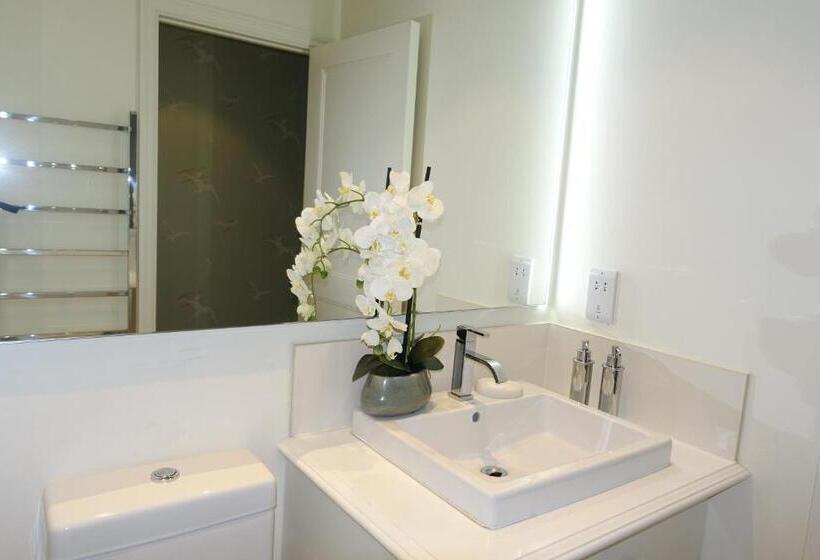 디럭스 룸 킹사이즈 침대, One Holyrood Hotel & Cafe