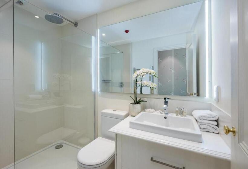 디럭스 룸 킹사이즈 침대, One Holyrood Hotel & Cafe