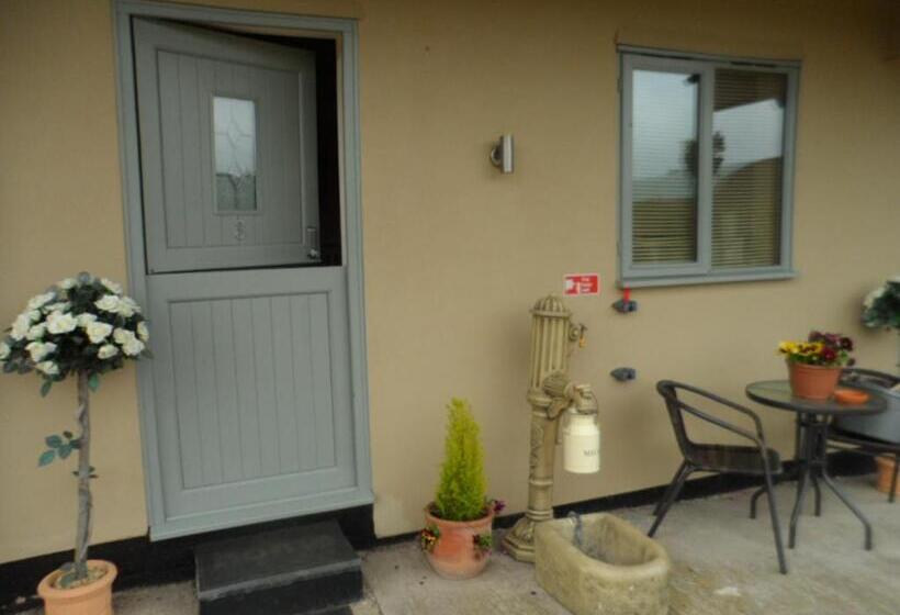 샬레, The Stables Deer Park Farm