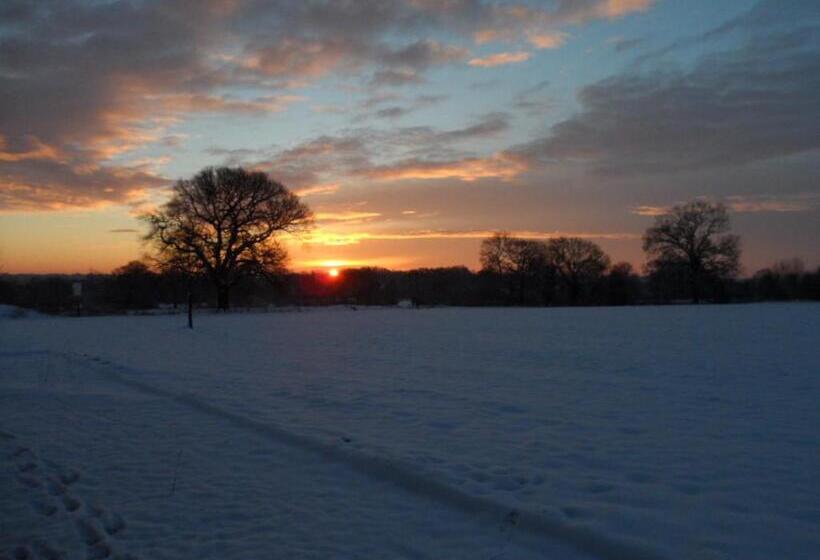 샬레, The Stables Deer Park Farm