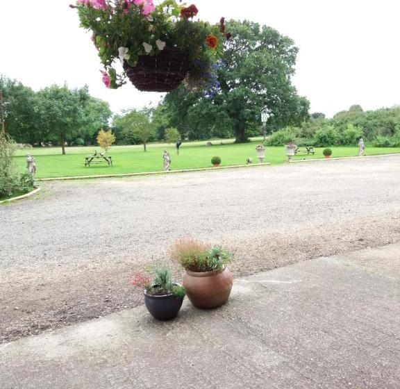 샬레, The Stables Deer Park Farm