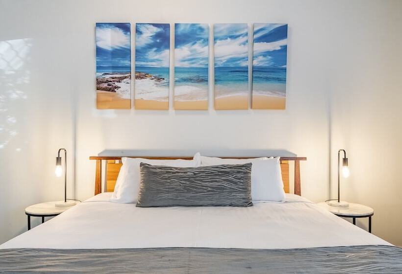 스탠다드 스튜디오, Byron Central Apartments
