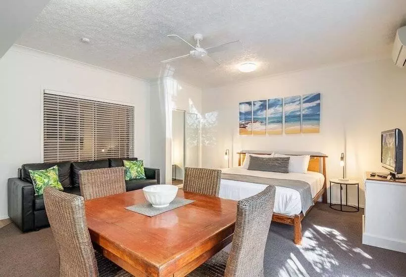 استودیوی استاندارد, Byron Central Apartments