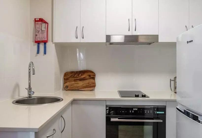 استودیوی استاندارد, Byron Central Apartments