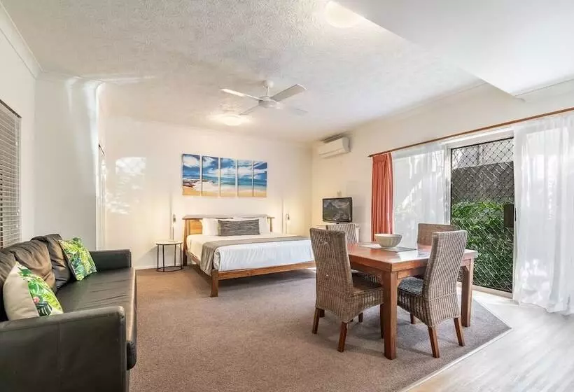 استودیوی استاندارد, Byron Central Apartments