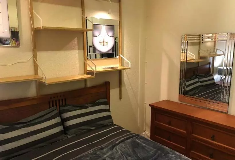 اتاق استاندارد با سرویس بهداشتی مشترک, Hendham House