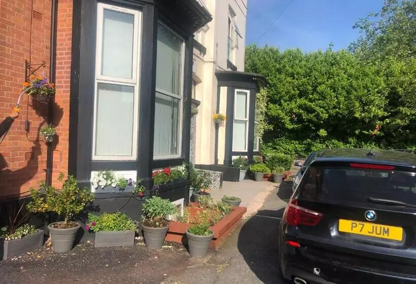 اتاق استاندارد سه تخته با سرویس بهداشتی مشترک, Hendham House