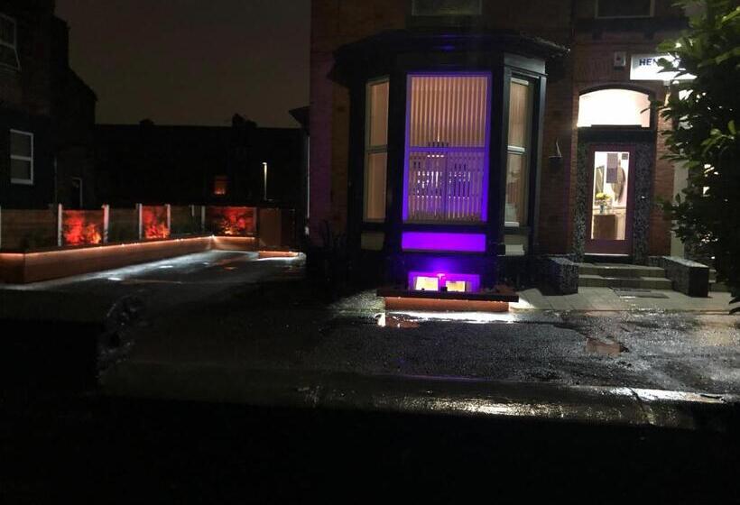 스탠다드 4인용 룸 공용 욕실, Hendham House