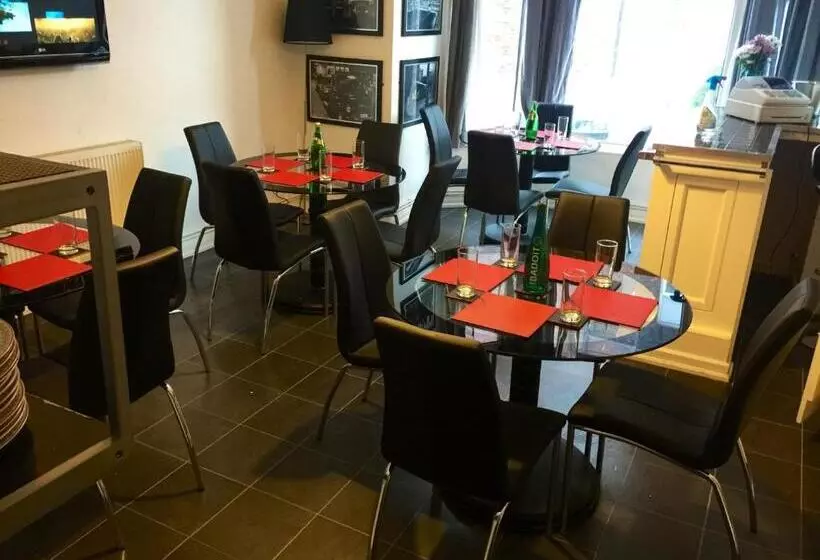 اتاق استاندارد چهارنفره با سرویس بهداشتی مشترک, Hendham House