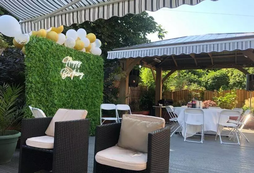 اتاق استاندارد چهارنفره با سرویس بهداشتی مشترک, Hendham House