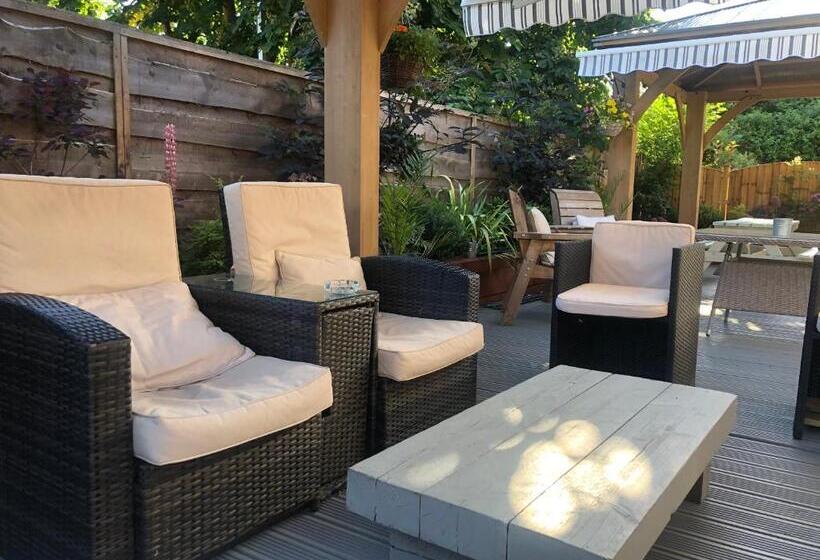 스탠다드 4인용 룸 공용 욕실, Hendham House