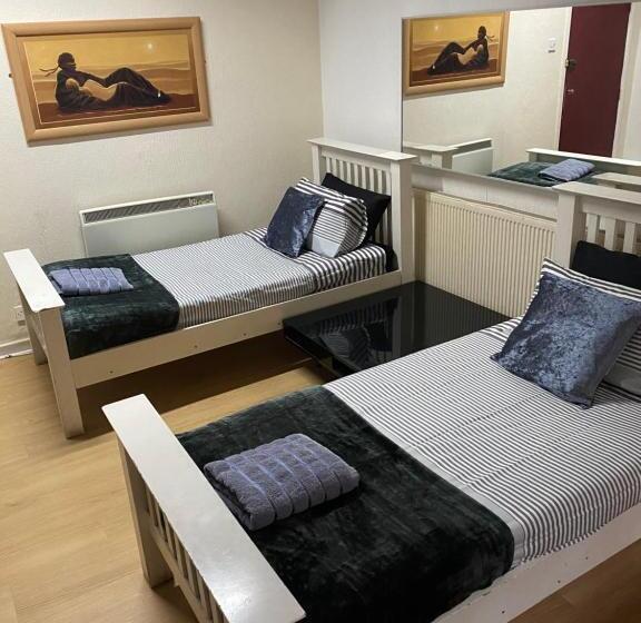 스탠다드 트리픔 룸 공동욕실, Hendham House