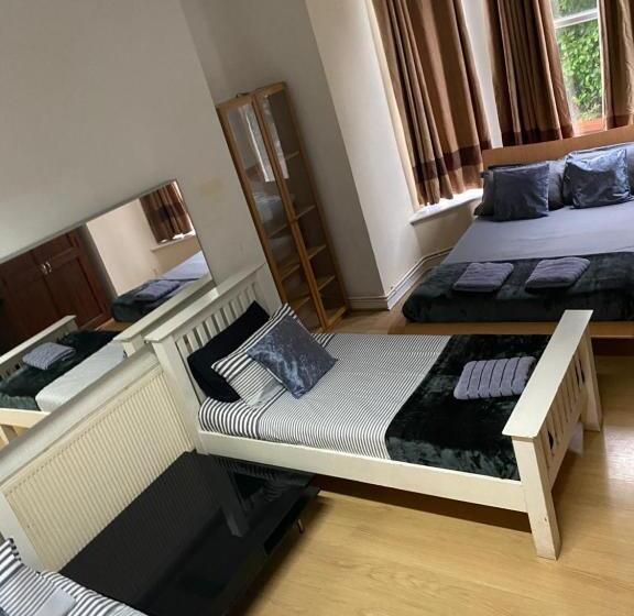 스탠다드 4인용 룸 공용 욕실, Hendham House