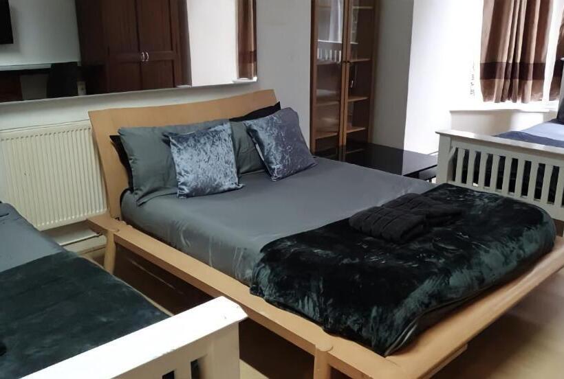 스탠다드 4인용 룸 공용 욕실, Hendham House