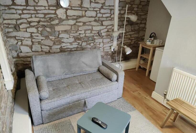 חדר משפחתי, Kings Arms