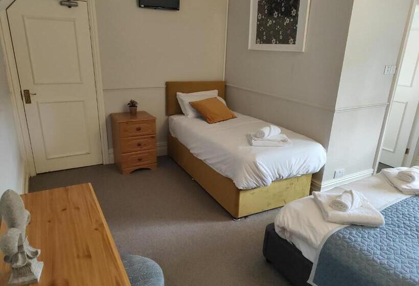 חדר משפחתי, Kings Arms