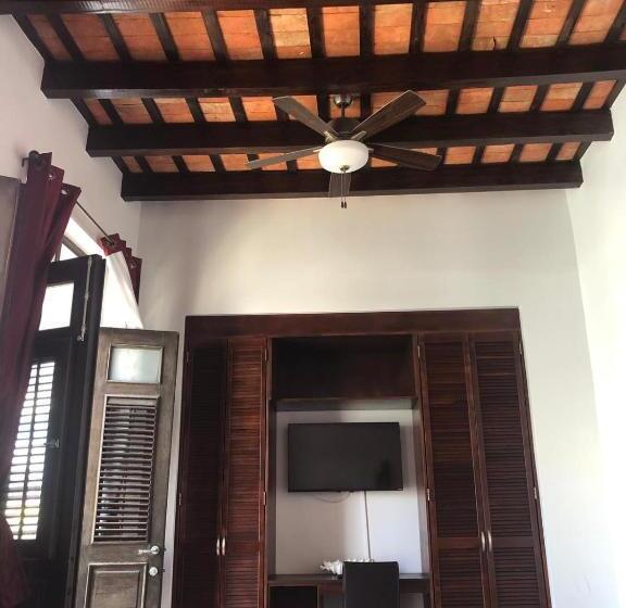 سوییت لوکس, La Terraza De San Juan