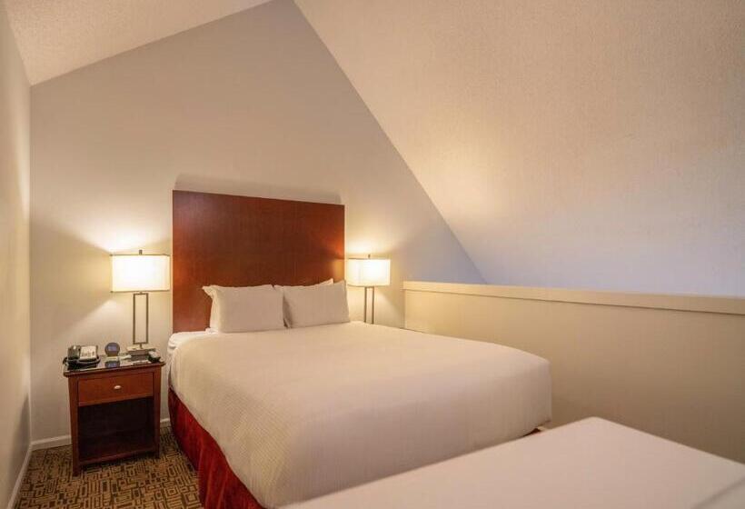 Номер Стандарт в Мансарде, Mountain Side Hotel Whistler By Executive